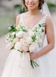 Karla Daniel Herrschaftliche Chateau Hochzeit In Frankreich Hochzeitsbrautstrauss Pastell Hochzeit Und Hochzeitsblumen Weiss