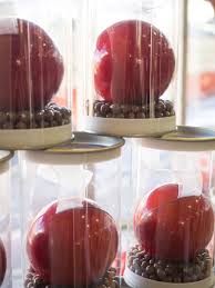 Douceurs Chocolatees Offrez La Gourmandise Et La Magie Gateau De Voyage Bouteille De Vin Couleurs De Noel