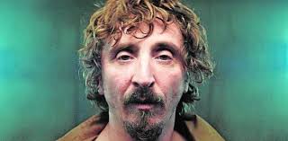 A slab of food descends floor by floor in a prison. 5 Curiosidades Sobre El Hoyo El Fenomeno De Netflix