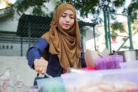 Ask anyone who has visited malaysia and they would undeniably have tried our nasi lemak. 4 Attractive And Good Looking Hawkers In Malaysia