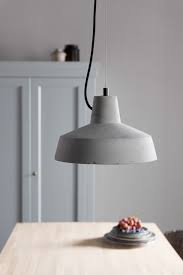 deze grijze lamp past perfect in het casual comfort interieur kijk op onze website voor meer verlichting inspirat thuisdecoratie binnenhuisdecoratie interieur
