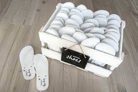 Simply mix & match our bulk flip flops, baskets, stands, tags & signs. Flip Flops Fur Mude Tanzfusse Bei Der Hochzeitsfeier