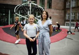 Skolen på grundtvigsvej ligger midt på frederiksberg og har 750 elever fra 0. Born Ma Lege Uden Mobiler Skole Konfiskerer Telefonerne Ekstra Bladet