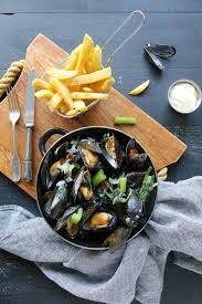 Moules Marinieres Et Frites Traditionnelles Belges Cook N Crunch Recette Moules Marinieres Moules Marinieres Recette Gastronomique