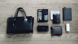 実例多数 ミニマリストが愛用するバッグ その中身にせまる サンキュ バッグ 最小限のファッション ミニマリスト