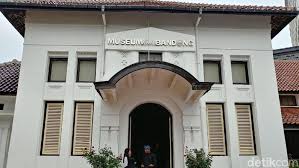 Ulasan mengenai peta bandung mulai dari sejarah, wilayah dan pesonanya yang bisa anda gunakan untuk menambah wawasan tentang kota bandung. Mengenal Sejarah Paris Van Java Di Museum Kota Bandung