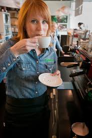 Annie lööf är den enda partiledare som inte har vänt kappan efter vinden, som inte jagar röster genom hårda toner om migrations politik. Annie Loof Gor Lov I Latten 1 Barista Fair Trade Coffee