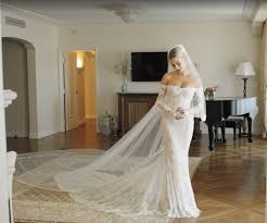 Mai 2021 um 20:46 uhr. Personalisierte Spitze Hailey Biebers Off White Hochzeitskleid