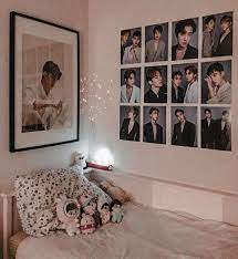 Hal ini karena kamar tidur termasuk salah satu ruangan rumah yang digunakan untuk beristirahat setelah seharian beraktifitas, selain itu kamar tidur merupakan wilayah pribadi pemilik rumah melakukan. Bts Exo Blackpink Twice Ikon Sb19 Merch Merchandise Kpop Korean Aesthetic Room Desk Study Ide Dekorasi Kamar Ide Kamar Tidur Kamar Tidur Cantik