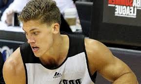 Meyers leonard wife makes most amazing trick shot with 2 basketballs look easy. Nba Star S Wife Shows Off Insane 6 Pack Abs Crazy Shooting Tricks