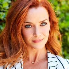 Tracy Spiridakos Returns to Chicago with Sunset Selfie (PICS)