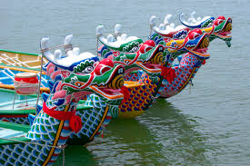 A festival to celebrate and commemorate the life and the death of the famous chinese poet qu yuan. Traduccion Y Punto The Dragon Boat Festival