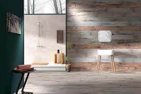 Laminat An Wand Kleben Praktische Tipps Zur Stilvollen Wandverkleidung In 2020 Badezimmer Holzboden Badezimmer Holz Wandverkleidung