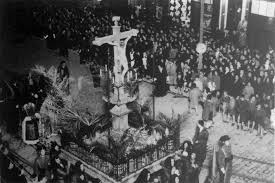 Granada El Cristo De Los Favores Petrea Devocion Que Sostuvo El Catolicismo En Granada Tdscofrade Gentedepaz Cofradias Semanasanta