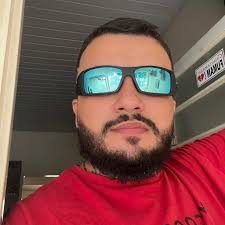 VENDO QIX DO ETERNO CHORÃO ! O AZUL É TAMANHO 43/44 E NUNCA FOI USADO,  ZERINHO O BRANCO É TAMANHO 37/38 ADD NO WHATS 11 9 6276-7235