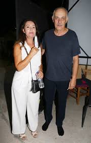 Η ηρώ μουκίου τη δεκαετία του '80 και του '90 μεσουρανούσε τόσο με τις βιντεοταινίες όσο και με τις τηλεοπτικές σειρές…μία από τις επιτυχημένες της συμμετοχές ήταν οι αυθαίρετοι στο mega. Hrw Moykioy Poso Exei Alla3ei Sta 57 Ths Star Gr