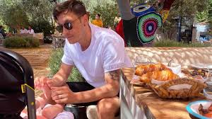 Sag mal, hast du schon ideen für unsere woche urlaub? Mesut Ozil Geniesst Den Ersten Urlaub Mit Seinem Tochterchen Promiflash De