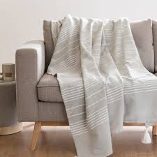 Plaid A Pompons En Coton Gris Et Ecru 150x250 En 2020 Mobilier De Salon Maison Du Monde Et Maison