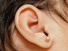 कान छिदवाने के बाद रखें इन बातों का ध्यान, वरना हो सकता है भारी इंफेक्शन  Tips to follow after ear piercing and protect it from infection, ब्यूटी  टिप्स - Hindustan