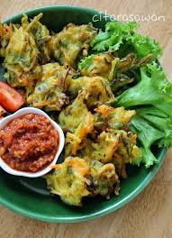 Kue berwarna cokelat bernama kue cucur atau kuih cucur dalam bahasa melayu ini sangat mudah ditemukan di pasar. Pin Di Kuih Tradisional