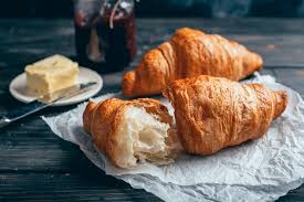 Croissants Au Beurre Traditionnels Une Recette De Dessert Facile En 2020 Recette Recette Croissant Au Beurre Recettes De Cuisine