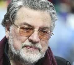 Спасибо Patrick Cheah. Признак Фрэнка-это диагональная складка на мочке  уха, простирающаяся от козелка до до до её наружной окружности. Описан  Sanders T. Frank в 1973 году, как дерматологический признак ишемической  болезни сердца.