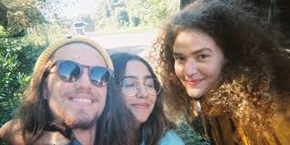 His passion for music began when he was really young. Anavitoria E Vitor Kley Se Unem Em Clipe Descontraido Confira Pupila