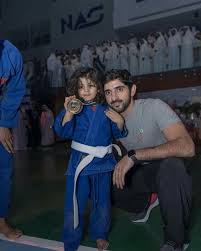 سمو الشيخ حمدان بن محمد بن راشد آل مكتوم ولي عهد دبي مع الطفلة سلامة لاعبة الجوجيتسو في ختام العرض الافتتاحي لـ My Prince Charming Prince Charming Royal Prince
