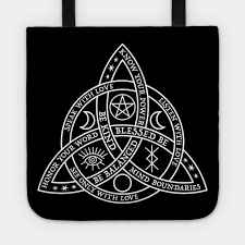 In irish mythology, the characters include kings and queens, male and female deities, druids and other figures such as animals and warriors. Good Witch Celtic Knot Witch Tragetasche Teepublic De