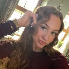 Ellie Sweeney's Instagram, Twitter & Facebook