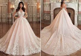 Maybe you would like to learn more about one of these? Brautkleid In Rosa Und A Linie Mit Stickereien Als Verzierung Und Langer Schleppe Rosa Hochzeitskleider Hochzeitskleid Hochzeitskleid Spitze