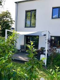 Kunstliebhaber mit besonders wenig platz können mit der dekoration auf die hauswand oder eine angrenzende mauer ausweichen. Kleine Garten Gestalten Mit Schonen Ideen Seite 10