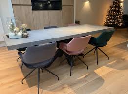 betonlook tafel met spinpoot en velvet draaistoelen draaistoel eetkamerstoelen tafels