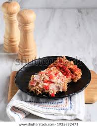 • ayam geprek sambal bawang paduan renyahnya ayam goreng tepung yang berpadu dengan pedasnya sambal bawang. Shutterstock Puzzlepix