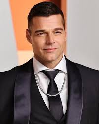 HERMOSO 😍❗ El que es Bello es Bello y ese es el caso de Nuestro Adorado  Ricky Martin que reaparece más Bello que nunca a sus 53 añitos.. ...como  los buenos vinos 🍷😍❗
