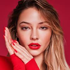 Madelyn Cline on Her Outer Banks Beauty Essentials and Brand-New Revlon  Role | Vanity Fair