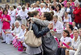 Die Homo-Ehe im internationalen Vergleich: Wenn Frauen Frauen küssen -  Debatten - FAZ