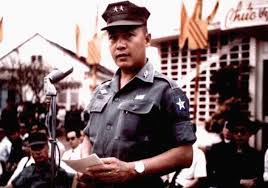 Sau khi tốt nghiệp khóa 8 trường võ bị liên quân đà lạt vào giữa năm 1953, ông đã tình nguyện phục vụ trong binh chủng nhảy dù. Cai Cháº¿t Ä'áº§y Bi áº©n Cá»§a Thiáº¿u TÆ°á»›ng Nguyá»…n VÄƒn Hiáº¿u Bao Tá»• Quá»'c