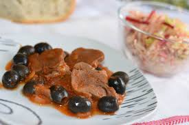 1 limbă cam de 1 kg 3 l apă 2 cepe 1 pătrunjel 10 boabe piper 1 foaie de 1. Limba De Vita Cu Masline Si Sos De Rosii Retete Dupa Ingrediente