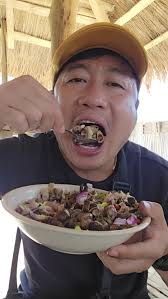 Gustong gusto nila ang ginawa kung kinilaw na balat ng kambing parang ayaw  pang bigyan ni tatay ang mga bata sabi nya kase ang pagkain ng matatanda  para lang sa matatanda.