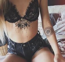 Hình xăm đẹp dưới ngực cho nữ. Me Máº©n Trao LÆ°u XÄƒm Chan Ngá»±c Nhá» Sá»± Len Ngoi Cá»§a Má»'t Ao Sieu Ngáº¯n