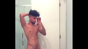 Hombre mostrando pack para gay - XNXX.COM