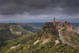 Storia, arte, cultura e tradizioni, sono i requisiti fondamentali di un territorio che sembra quasi essersi fermato in un passato ricco di avvenimenti. Civita Di Bagnoregio Latium Italy