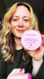 Had to let you know about these pick-me-up patches that de-puff and hydrate  my undereyes! It’s like fruit and vegetable salad