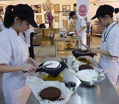 Culinary students preparing to embark on a career in food preparation are faced with an early choice. Learning Environment Famous Chef