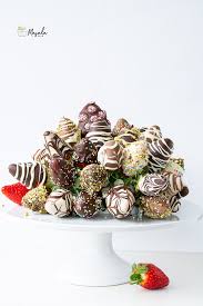 This valentine's day make your sweetie these elegantly rich chocolate covered strawberries. Easy Chocolate Dipped Strawberries Valentines Day Special Masalakorb