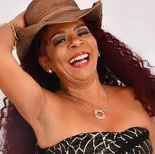 Denise Mattos's Instagram, Twitter & Facebook