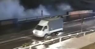 Una mareggiata ha interessato il lungomare caracciolo e quello di mergellina a napoli e ha procurato notevoli danni ai parapetti dei marciapiedi nel tratto da piazza vittoria alla sede universitaria. Srtndr Sdiyvm