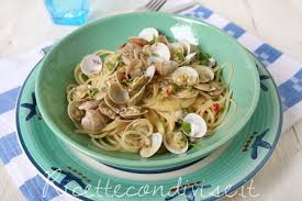 Ottimi gli spaghetti con le vongole classici , sfiziosi gli spaghetti con le vongole pomodori e pesto. Ricetta Spaghetti Con Le Vongole O Lupini Ricette Condivise