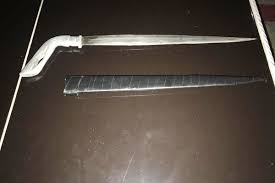 Memiliki ukuran panjang sekitar 20 hingga 30 cm, chef's knife juga disebut sebagai pisau serbaguna. Tribrata Nongkrong Sambil Bawa Sajam Lima Abg Diamankan Tim Paniki